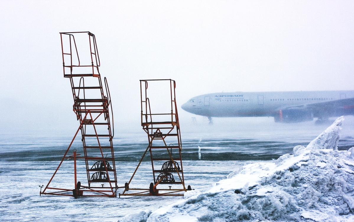 snow-cold-winter-wind-foggy-airport-airplane-ice-vehicle-aviation-flight-aeroplane-ladders-1117514.jpg
